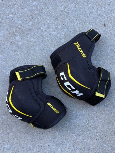 Youth Medium CCM Tacks 3092 Elbow Pads (Used)