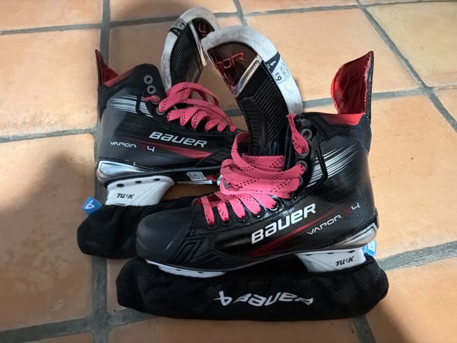 Red 2023 Bauer Vapor X4 Hockey Skates Regular Width 6.5 (Used)