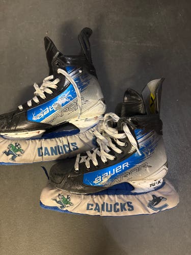 Blue 2023 Bauer Vapor Hyperlite 2 Hockey Skates Regular Width Pro Stock 8.5 (Used)