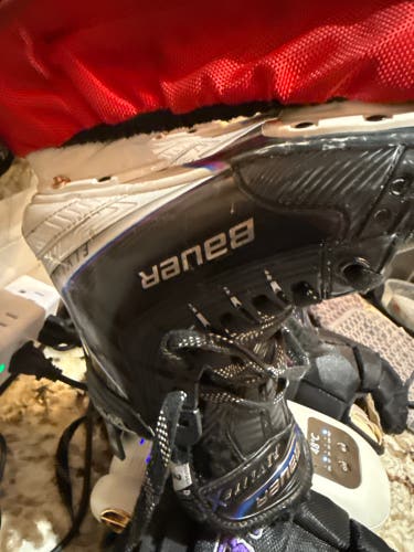 2025 Bauer Vapor Flylite Hockey Skates Regular Width Size 2 (Used)