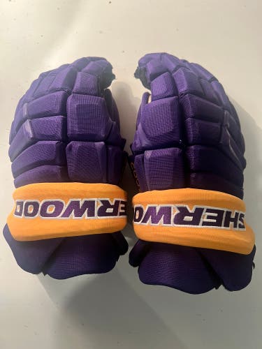 Sherwood Code V Pro Los Angeles Kings Retro Hockey Gloves SR 14" (Used)