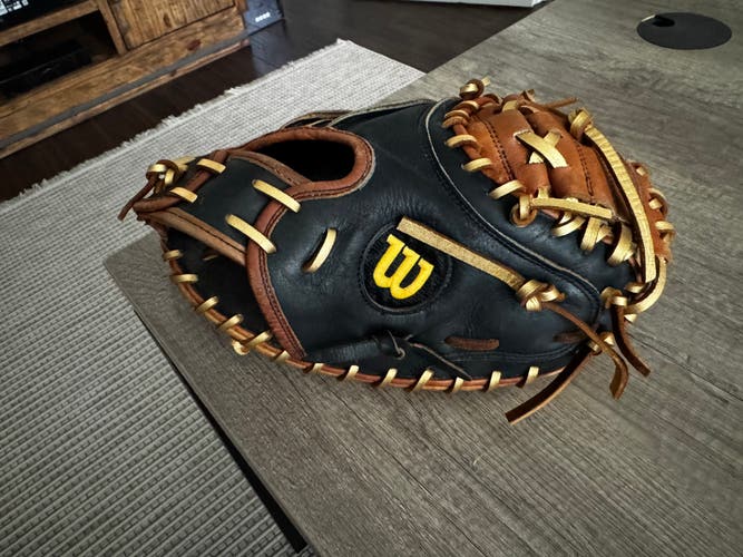 Wilson A2403 RH Catcher's Baseball Glove 32.5" (Used)