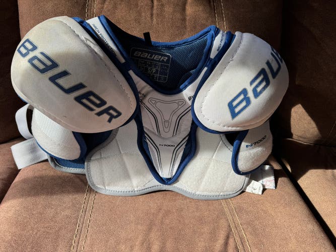 Bauer Nexus N7000 Junior Shoulder Pads – Size Small – White/Blue