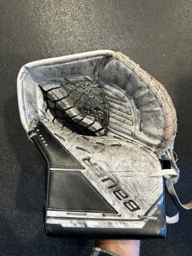 Intermediate Bauer M5 Pro Regular Goalie Glove
