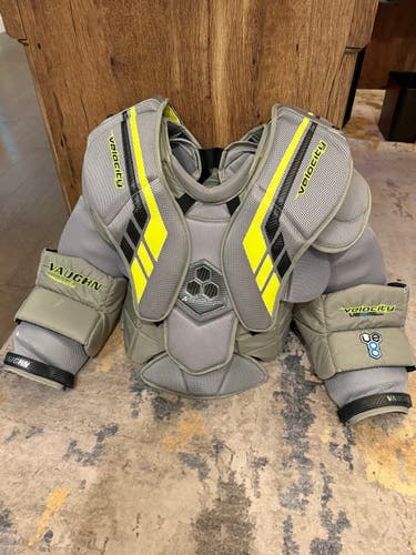 Large Vaughn Velocity V8 Pro Carbon Goalie Chest Protector (Used)