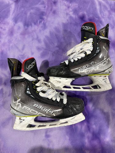 Intermediate Bauer Vapor Hyperlite Hockey Skates Size 5 (Used)