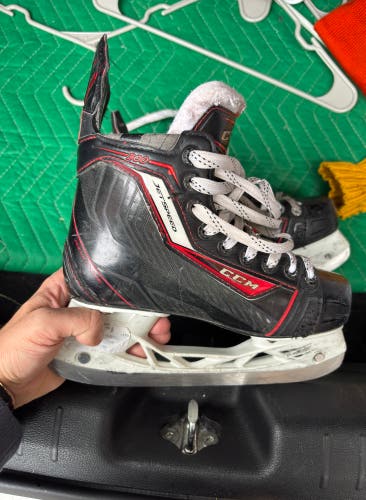 2015 CCM JetSpeed 300 Hockey Skates Regular Width Size 3.5 (Used)