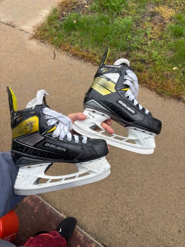 Bauer Supreme 3S Hockey Skates Extra Wide EE Width Size 3.5 (Used)
