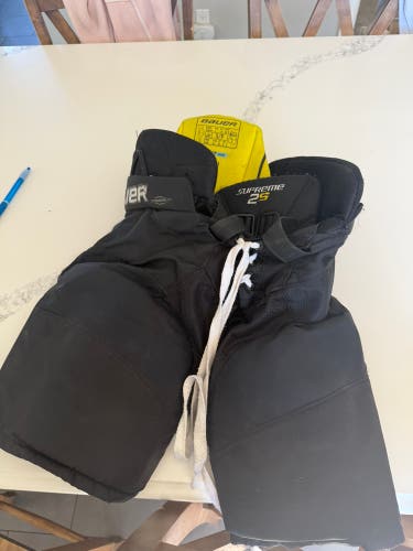 Junior Small Bauer Supreme 2S Pro Hockey Pants (Used)