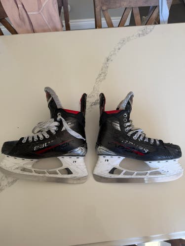 Black 2023 Bauer Vapor X4 Hockey Skates 7 (Used)