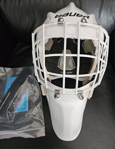 Senior Medium 2024 Bauer 950 Goalie Mask Pro Stock (Used)