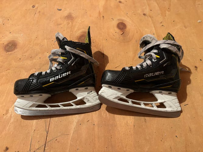 2022 Bauer Supreme M5 Pro Hockey Skates Regular Width 13.5 (Used)