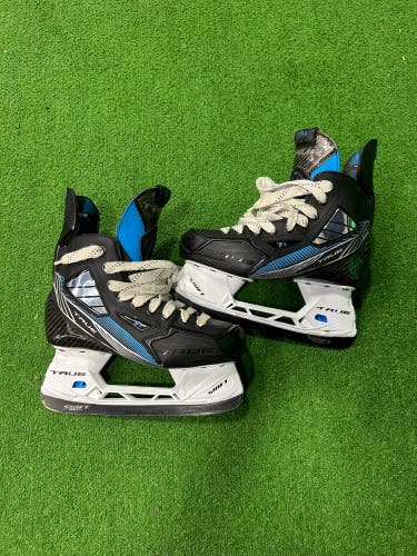 Junior True TF9 Hockey Skates Regular Width Size 5 (Used)