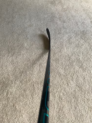 Senior CCM Vizion Right Handed Hockey Stick P28 75 Flex (Used)
