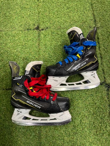 Junior Bauer Supreme M40 Hockey Skates Regular Width Size 2.5 (Used)