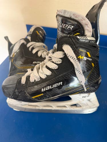 2022 Bauer Supreme M5 Pro Hockey Skates 6.5 (Used)