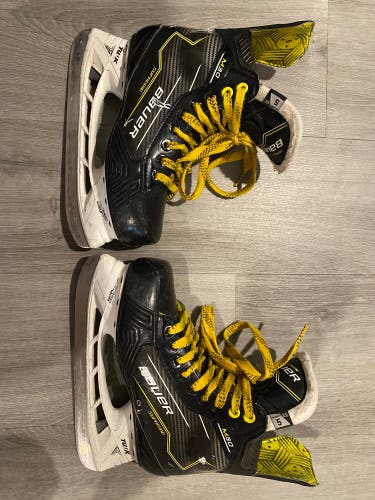 2024 Bauer Supreme M30 Hockey Skates Extra Wide Width Size 5 (Used)