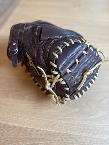 Mizuno RH Catcher's Baseball Glove 33.5" (Used)