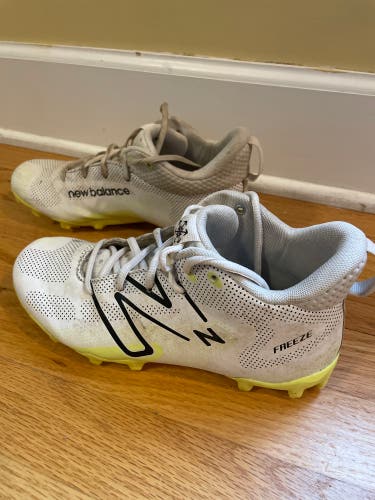 White Men's 5Y (Big Kids / Youth) Youth New Balance Freeze Mid Top Molded Cleats (Used)
