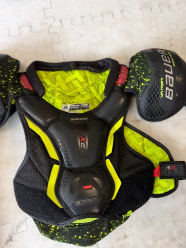 Medium Junior Bauer Vapor X Shoulder Pads