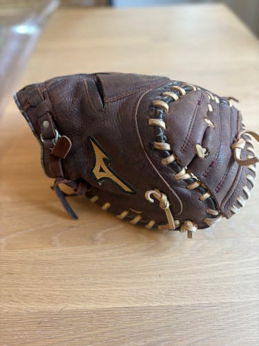 Mizuno RH Catcher's Baseball Glove 33.5" (Used)