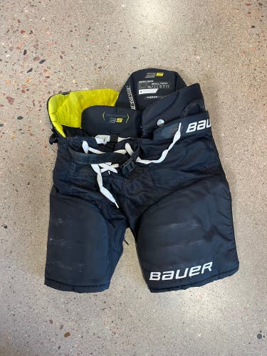 Black Junior Small Bauer Supreme 3S Hockey Pants (Used)