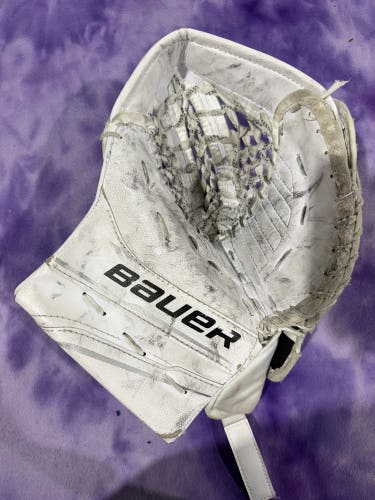 White Junior Bauer GSX Goalie Glove Regular (Used)