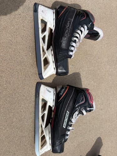 Black Bauer Vapor X900 Hockey Skates Regular Width 8.5 (Used)