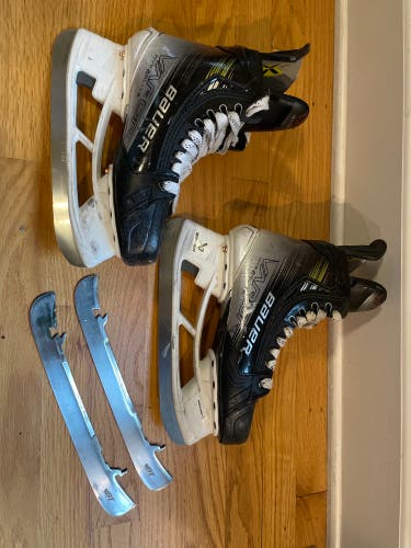 Black 2023 Bauer Vapor Hyperlite 2 Hockey Skates Regular Width Size 5.5 (Used)