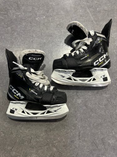 Junior CCM Tacks AS-570 Hockey Skates | Size 2