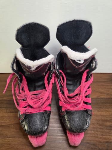 Bauer Vapor X200 Junior Ice Hockey Skates Size 1R with Pink Soakers