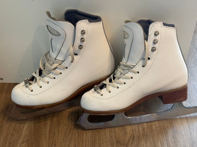 Riedell Stride Figure Skates Size 1 m girl (Used)