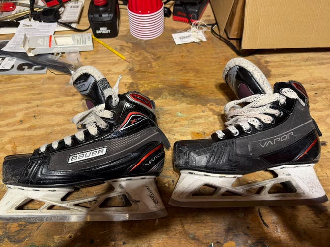 Bauer Vapor X700 Hockey Goalie Skates Size 5D (Used)
