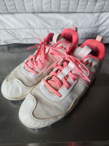 Under Armour Glyde RM #3024331-101 White Pink Softball Cleats Youth Size 5Y (USED)