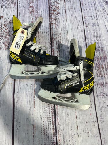 Youth CCM Super Tacks 9350 Hockey Skates Regular Width 9 (Used)