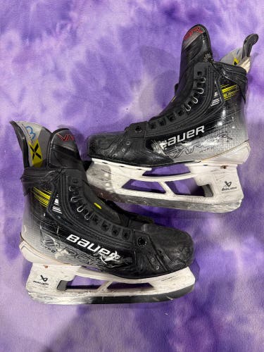 Intermediate Bauer Vapor Hyperlite 2 Hockey Skates Size 4.5 (Used)