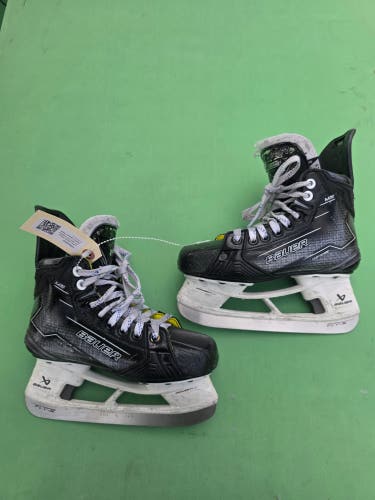 Junior Bauer Supreme M50 Pro Hockey Skates Regular Width Size 2.5