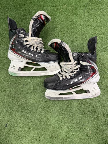 Intermediate Bauer Vapor Fly40 Hockey Skates Size 5.5 (Used)