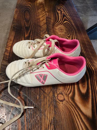 White Women's Size M 3.0 (W 4.0) Youth Cleats (Used)