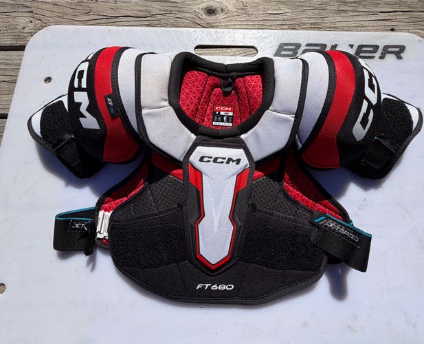 Large Junior CCM JetSpeed FT680 Shoulder Pads (Used)