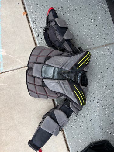 Large Bauer Vapor Hyperlite Goalie Chest Protector (Used)