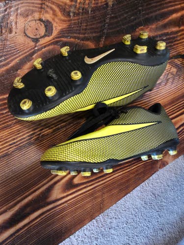 Yellow 4Y (Big Kids / Youth) Youth Nike Molded Cleats Cleats