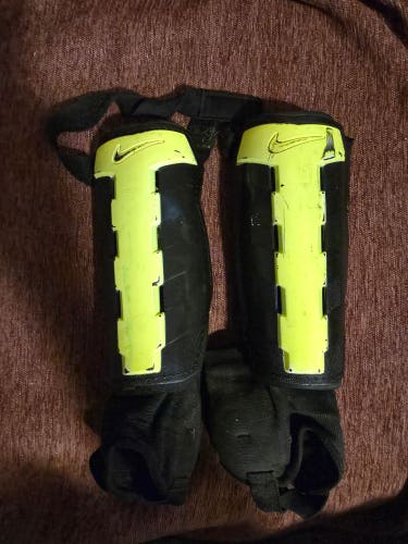 Unisex Medium Nike Shin Guards (Used)