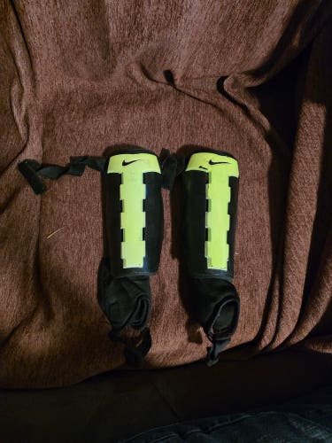 Unisex Large Nike Shin Guards (Used)