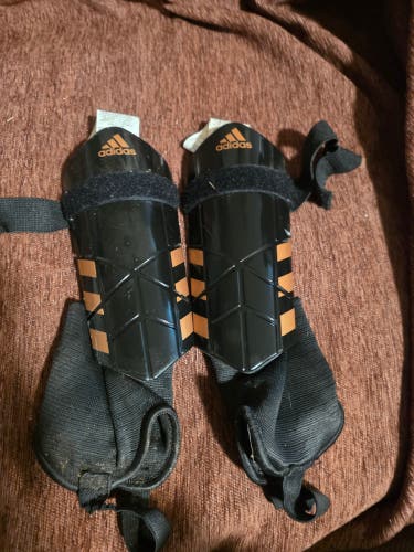 Unisex Medium Adidas Shin Guards (Used)