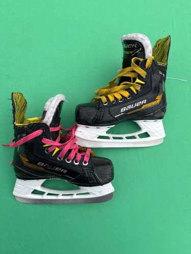 Youth Bauer Supreme M4 Hockey Skates Regular Width 11 (Used)