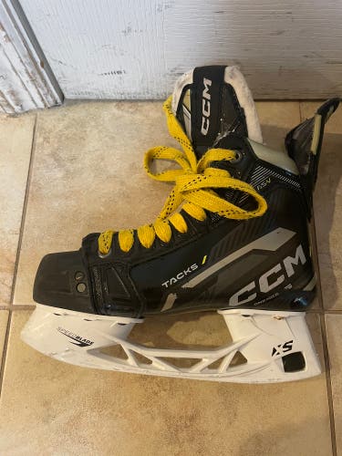 2022 CCM AS-V Hockey Skates Regular Width Size 3 (Used)