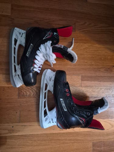 Black Bauer Vapor Hockey Skates Extra Wide Width 6 (Used)