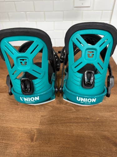 Kid's Medium Snowboard Bindings (Used)