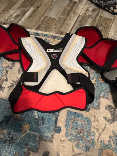 Medium Senior Bauer Supreme 10 Shoulder Pads (Used)